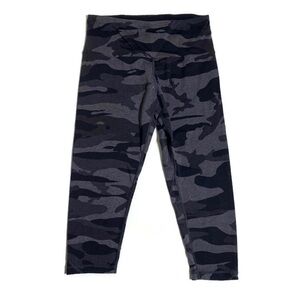 𝅺TUFF‎ Athletics camo capri leggings